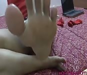 Stinkige indische Füße für Fußbestrafung