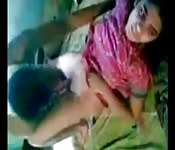 Adolescente indiana gata é destruída
