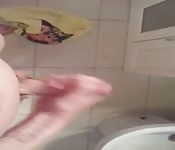 Joven se masturba su bella polla