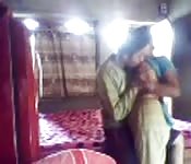 Indische Amateurin bläst in Klamotten