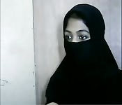 Monada con hijab nos muestra un poco de su caliente coñito