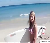 Spielen am Strand und Ficken im Auto