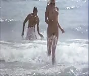 Joue à des jeux vidéo avec une beauté