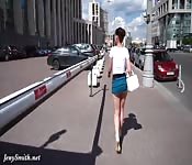 Seht nur, wie die Frau beim Gehen mit dem Arsch wackelt
