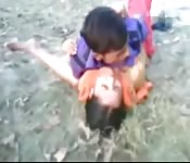 Trepa ao ar livre de casal indiano