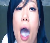 Japanisches Schulmädchen beim Wichseschlucken