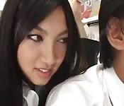 Japonês tocando o pau de um homem no metrô