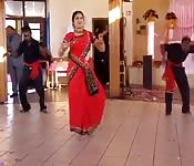 Chica india linda baila en sari