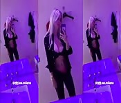 Célébrité à gros seins montre son corps