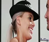 Blowjob einer Polizistin