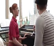 Rothaarige nimmt Klavier Unterricht