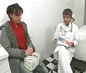 Arzt fickt brünette Patientin