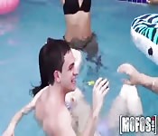 Orgía sexual en una piscina