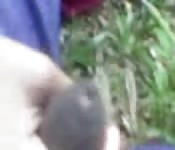 Garota amadora pagando boquete ao ar livre