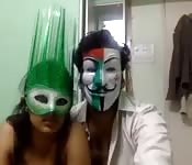 Una dilettante in maschera si tocca la fichetta