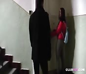 Brunette Coed chevauche une queue bien dure