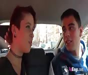 Una donna innocente cavalca un cazzo