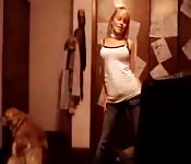 Loira gostosa dançando no quarto