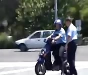 Einen Polizisten in der Öffentlichkeit knallen