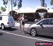 Lesbianas cachondas follan en público