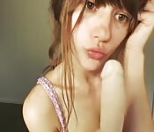 Camgirl bumst sich selbst