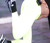 Brünette verehrt ihren Arsch