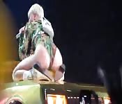 Miley Cyrus montre presque tout sur scène