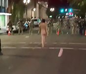 Bella ragazza si piazza nuda davanti alla polizia