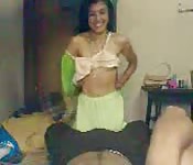 Elle rentre et pompe sa queue