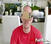 Virtual Reality Brille führt zu heißem Sex