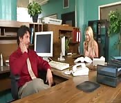 Loira puta fodendo no escritório