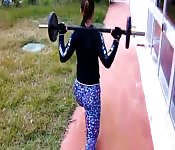 Garota com calças de academia treinando