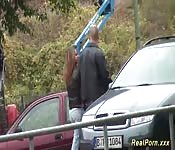 Une blonde se fait baiser dans le buisson