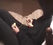 Filmo mia sorella mentre prova un bvibratore