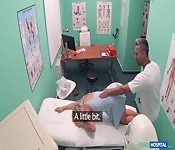 Der Doktor untersucht sie mit seinem schwanz