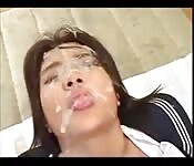 Japanermodel von verschwommenen Schwänzen belagert