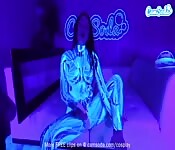 Cosplayer de Spider-gwen folla a oscuras