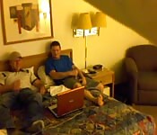 Deux travailleurs se masturbent ensemble