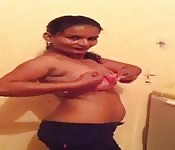 Freches Inderluder zieht blank