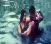 Un couple baise à la piscine