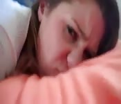 Im Bett befriedigt
