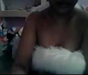 Una bellissima cam girl si spoglia