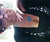 Coroa com tesão provocando
