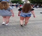 Babaca segue garotas