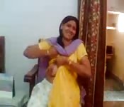 Ama de casa hindú se exhibe en cámara