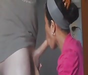 Una maiala messicana lecca un serpente da pantaloni