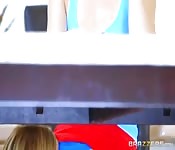 Mamá e hija lesbico en el desayuno