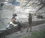Ela fode na rua enquanto a amiga olha