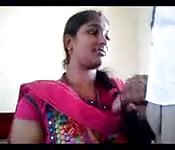 Indienne suce une bite en robe trad