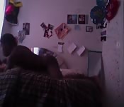 Er kommt einfach in ihr Schlafzimmer